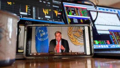 Fotografía cedida por la ONU donde aparece su secretario general, António Guterres, mientras habla durante una conferencia de prensa virtual. En vídeo, sus declaraciones sobre el coronavirus.