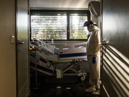 Un paciente con coronavirus, en urgencias del hospital La Paz, en Madrid.