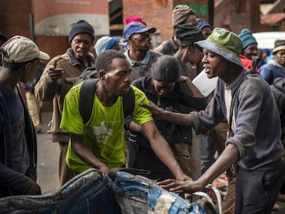 Personas sin hogar reciben cestas de comida de donantes privados durante la cuarentena por Covid-19 en Johanesburgo, Sudáfrica, el 13 de abril de 2020. En vídeo, las consecuencias para África de la congelación de fondos de EE UU para la OMS.