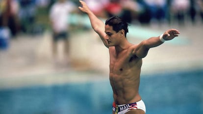 Greg Louganis en los Juegos Olímpicos de Seúl 1988 justo antes de golpearse la cabeza al realizar un salto de trampolín. En vídeo, el tráiler del documental 'Back on board' de HBO.