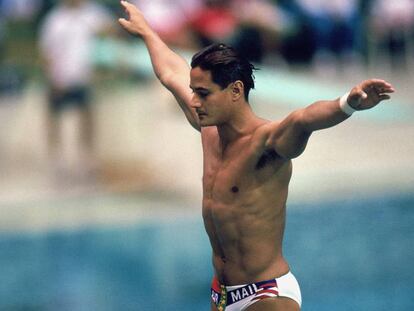 Greg Louganis en los Juegos Olímpicos de Seúl 1988 justo antes de golpearse la cabeza al realizar un salto de trampolín. En vídeo, el tráiler del documental 'Back on board' de HBO.