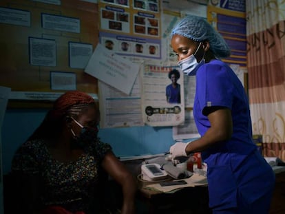 Vídeo: Lydia Kuria, enfermera en el asentamiento informal de Kibera (Kenia) explica su trabajo y las necesidades que la covid-19 han planteado. En la imagen, la enfermera Anita Thumbi (a la izquierda), quien también es miembro de la asamblea del Ayuntamiento de Nairobi, atiende a una paciente en un centro de salud de Waithaka, un suburbio de la capital. Tras extenderse el coronavirus en el país, Thumbi decidió retomar su profesión como sanitaria para ayudar a combatir la pandemia.