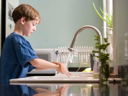 Experimento casero y pedagógico que enseña a los niños como el jabón combate la suciedad.