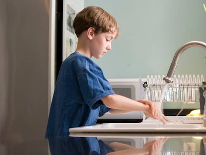 Experimento casero y pedagógico que enseña a los niños como el jabón combate la suciedad.