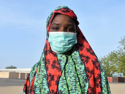 Vídeo: Campaña 'Reimaginar' de Unicef. Foto: Una adolescente en Nigeria lleva una mascarilla contra la covid-19.