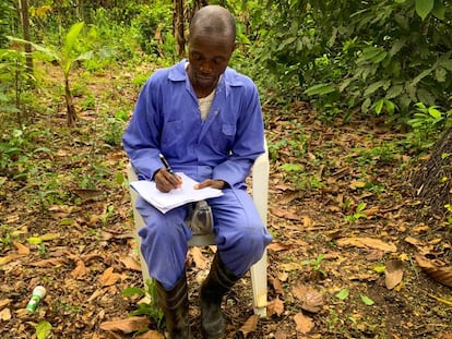 Sam Dennis imparte clases agrícolas dos veces al día en el condado de Nimba, en Liberia.