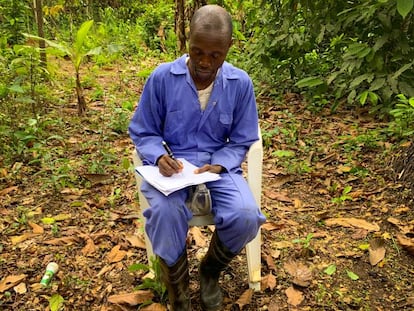 Sam Dennis imparte clases agrícolas dos veces al día en el condado de Nimba, en Liberia.