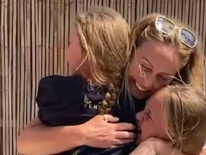Frame del video publicado por las Institutos Nacionales de Salud de Inglaterra (NHS). En vídeo, la madre sorprende a sus hijas.