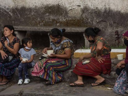 Imagen: Fotografía del 29 de mayo de 2020 que muestra unas personas después de recibir almuerzos gratuitos de la organización Banderas Blancas Sacatepéquez, en el centro cultural Casa del Río en Antigua (Guatemala). Desde allí se está combatiendo el hambre creciente derivada de la pandemia del coronavirus. Vídeo: Declaraciones del Secretario General de la ONU, António Guterres, este martes 9 de junio en Nueva York.