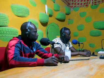 Amadou Mbaye y dos colaboradores realizan su programa de radio sobre la covid-19 en el estudio del centro Aminata de Gandiol, en Senegal.