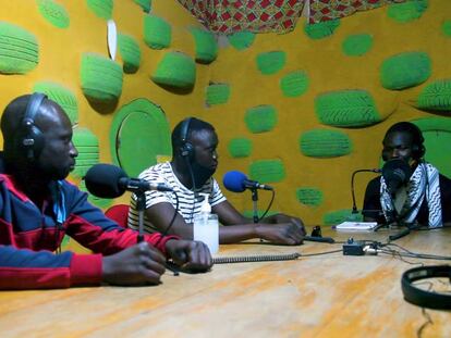 Amadou Mbaye y dos colaboradores realizan su programa de radio sobre la covid-19 en el estudio del centro Aminata de Gandiol, en Senegal.