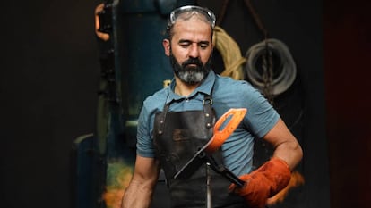 Miguel Barbudo, forjando un cuchillo de trinchera en una de las exigentes pruebas de 'Forjado a fuego'. En vídeo, una promoción del programa en Mega.
