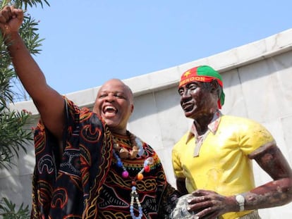 Vídeo: Campaña de activistas contra monumentos coloniales. Imagen: Andre Blaise Essama junto a una estatua del fallecido futbolista internacional Samuel Mbappe Leppe, considerado el mejor futbolista camerunés de su época, en Douala.