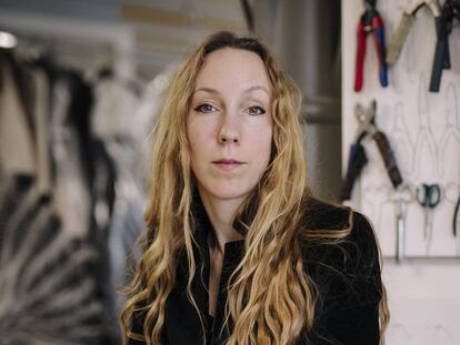 La diseñadora neerlandesa Iris van Herpen, en su taller de Ámsterdam, antes de la pandemia.