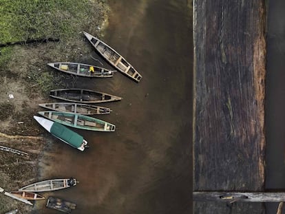 Lilia es una mujer indígena tikuna de la Amazonía colombiana dedicada a la protección de los seres vivos que habitan los ríos. Estos animales sagrados son fundamentales para el equilibrio de la vida y están siendo afectados por la pesca industrial y el cambio climático, poniendo en riesgo también el sustento de las familias a través de los pequeños pescadores locales. Derecha: Lilia está acostada junto al río Tarapoto. Derecha: Algunos barcos de pescadores locales en la comunidad donde Lilia vive, junto al río Tarapoto.