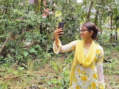 Trisha, una de las protagonistas del vídeo, desde su casa en Bangladés.
