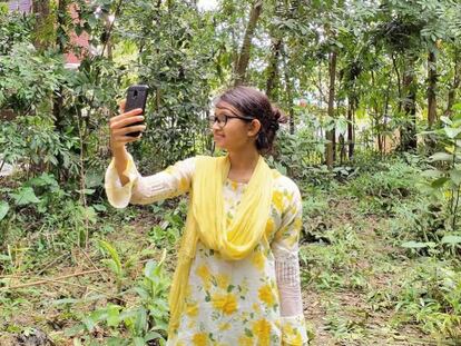 Trisha, una de las protagonistas del vídeo, desde su casa en Bangladés.