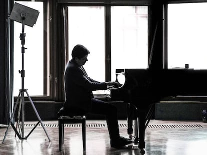 Javier Perianes toca el piano en una sala de La Casa Municipal de Praga.