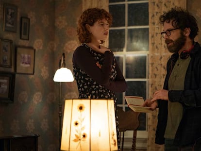 Charlie Kaufman, explicándole cosas intensas a Jessie Buckley durante el rodaje 'Estoy pensando en dejarlo'. En vídeo, el tráiler de la película.