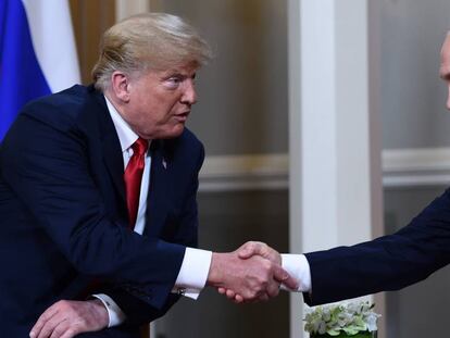 Donald Trump y Vladimir Putin, ambos seleccionados para el Nobel de la Paz, reunidos en 2018. En vídeo, el líder ruso se una a la lista de las nominaciones al Nobel de la paz más sorprendentes.