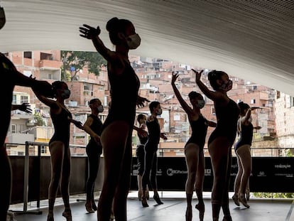 Ensayo del ballet de Paraisópolis, creado en 2012. Solo 20 de los 200 bailarines asisten hoy a las clases.