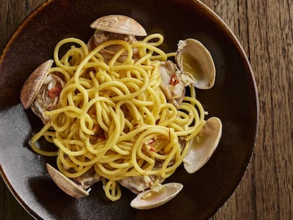 Espaguetis con almejas y mantequilla al azafrán