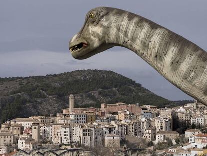 Vista de Cuenca desde el Museo Paleontólogico de Castilla-La Mancha, con sus reproducciones de dinosaurios.