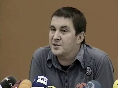 El portavoz de Batasuna, Arnaldo Otegi, ha dicho hoy que el etarra Iñaki De Juana Chaos debería 'estar en la calle hace tiempo' por fue condenando por el 'derecho penal del enemigo'.