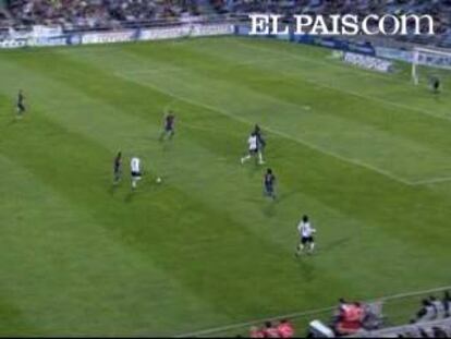 El portero del Barcelona saca una mano espectacular para despejar el peligroso disparo del lateral del Zaragoza Carlos Diogo.