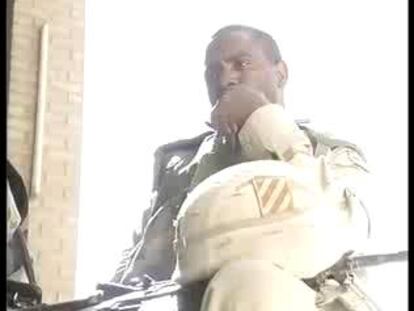 Hoy, hace cuatro años, el ejército estadounidense entraba en Bagdad, y uno de sus tanques disparó contra el hotel donde se alojaba la prensa internacional. Allí murieron dos periodistas, uno de ellos, el cámara de Tele 5, José Couso. Desde entonces, el peregrinaje jurídico de la familia Couso para esclarecerlo ha logrado, al menos, un hito: los tres militares estadoundienses implicados en aquellos hechos no pueden salir de su país. Y todo después de que el Tribunal Supremo confirmara la orden de búsqueda y captura dictada por el juez de la Audiencia Nacional, Santiago Pedraz, que quiere interrogar a los tres militares por el disparo del tanque que causó la muerte del cámara José Couso.
