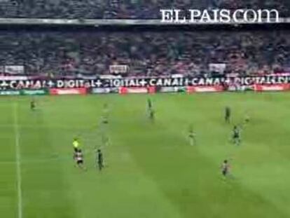 El centrocampista brasileño del Barcelona lesionó al rojiblanco Maniche que no pudo continuar y hubo de ser retirado del campo.