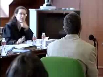 Emilio A.G., el hombre acusado de haber asesinado al profesor Borja Obregón, aseguró hoy que éste tuvo "un ataque" o se dio "un golpe" mientras se peleaba con él.