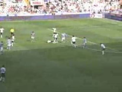 Albiol, en el intento de despejar un balón, da un balonazo en la cara a su compañero Albelda que le obligó a salir del campo en camilla.