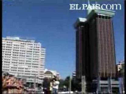 100 modelos muestran las 100 maneras diferentes de vestir el nuevo modelo de la firma de lencería.