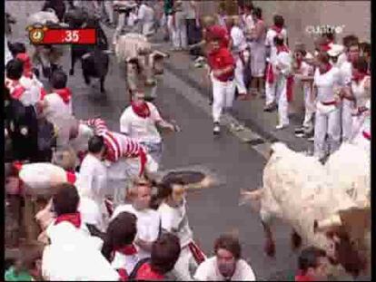 El primer encierro de los Sanfermines estuvo marcado por el retraso que sufrió la carrera. Al coincidir con fin de semana, la gran afluencia de público que se ha dado cita en Pamplona para la fiesta ha dificultado el encierro. Cuatro corredores, uno de ellos cántabro, han tenido que ser atendidos hoy en los hospitales tras el primer encierro.