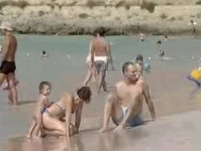 Parte de la mancha de fuel que flota frente a la costa de Ibiza logró traspasar anoche las barreras de protección en torno al Parque Natural de Ses Salines
