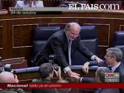 El vicepresidente económico del Gobierno fue informado este mediodía, mientras defendía los PGE, de que uno de sus hermanos había fallecido horas antes. Solbes aprovechó el receso de la sesión plenaria para visitar a sus allegados en el tanatorio. Pese a la noticia, el vicepresidente se reincorporó por la tarde para continuar debatiendo con los grupos parlamentarios que han presentado enmienda a la totalidad de los Presupuestos Generales.