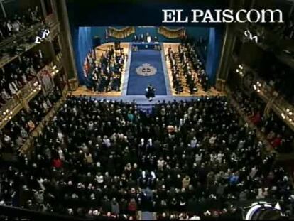 Don Felipe y Doña Letizia han escuchado el himno de Asturias que ha escoltado la salida de los galardonados y la suya