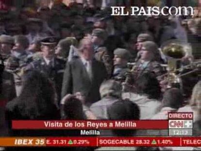 Una gran multitud de personas que esperaban con ansia han recibido a los Reyes en su primera visita a la ciudad.