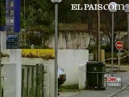 Los etarras que dispararon a los agentes de la Guardia Civil, dos hombres, huyeron del centro comercial de Cap-Breton en un Volkswagen Golf de color gris en el que les estaba esperando una mujer, pero que, tras recorrer unos 70 kilómetros, decidieron abandonar ese vehículo y se apoderaron de otro que estaba ocupado por una mujer y un niño.