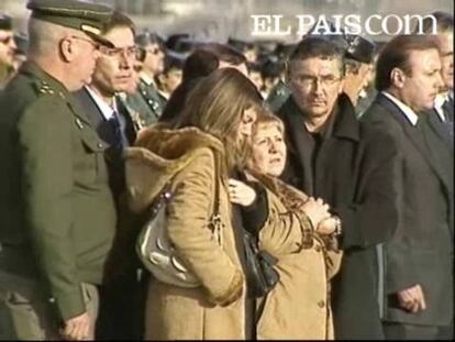 Los padres de Fernando Trapero han podido aguantar el desconsuelo entre constantes gestos de cariño.