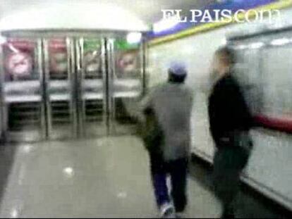 Guardias de seguridad del suburbano echan a golpes a un viajero