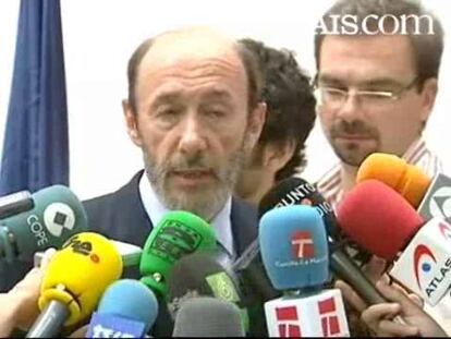 El ministro del Interior, Alfredo Pérez Rubalcaba, ha asegurado hoy que las detenciones realizadas en Burdeos (Francia) no son "una operación más" contra la banda terrorista ETA ya que, según ha explicado, Francisco Javier López Peña, alias Thierry, es "con toda probabilidad la persona con más peso político y militar en la banda terrorista en este momento". Según el titular de Interior, en el registro se han localizado cuatro armas cortas, abundante material informático y documentación falsa.