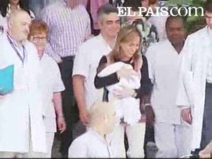 La ministra de Defensa, Carme Chacón, ha salido hoy del hospital de Esplugues de Llobregat con su hijo Miquel en brazos y acompañada de su marido, Miguel Barroso. La ministra, visiblemente emocionada, ha agradecido el interés que han mostrado los medios de comunicación por el nacimiento de su hijo y ha asegurado que se encuentra bien, al igual que el bebé, del que ha dicho que "come bien".Chacón ha ido hasta la puerta del hospital acompañada del equipo ginecológico que la ha atendido estos días, y ha recibido los aplausos de las personas que en esos momentos se encontraban en los accesos del hospital Sant Joan de Deu.