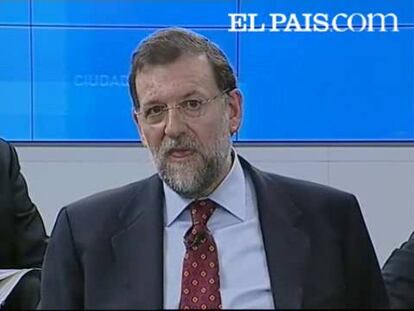 El presidente del PP, Mariano Rajoy, ha garantizado hoy que presentará su candidatura al XVI Congreso Nacional y que no va a "tirar la toalla" a pesar de que "algunos desde fuera" pretenden que lo haga, y ha dicho que si alguien quiere presentar una lista alternativa que dé un paso y lo diga.