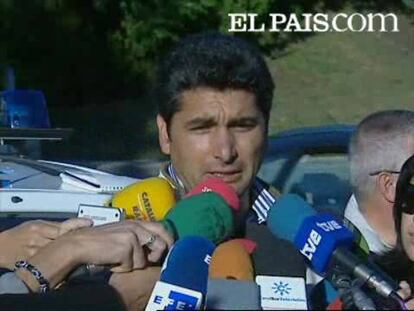 Dos horas duraba la reunión en la Moncloa entre el presidente del Gobierno, Jose Luis Rodríguez Zapatero y los padres de la pequeña Mari Luz, asesinada por Santiago del Valle el pasado enero en Huelva. El padre de la niña, Juan José Cortés, aseguraba tras la reunión que el Gobierno está estudiando un paquete de medidas referidas a los delitos de pederastia que se darán a conocer el próximo mes de octubre.