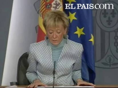 El Gobierno derogará "con carácter urgente" el próximo viernes el decreto sobre la conducción de agua desde Tarragona a Barcelona, si se confirma que la situación de excepcionalidad que motivó su aprobación ha finalizado. Así lo ha confirmado hoy la vicepresidenta primera del Gobierno, María Teresa Fernández de la Vega, en la rueda de prensa posterior al Consejo de Ministros, en la que ha anunciado que la ministra de Medio Ambiente y Medio Rural y Marino, Elena Espinosa, se reunirá "de inmediato" con responsables de la Generalitat para fijar definitivamente los criterios. De la Vega ha reconocido que en poco más de mes y medio la situación ha cambiado, ya que ha empezado a llover, por lo que "creemos que las razones para la emergencia han llegado ya a su fin".