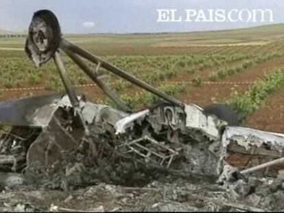 Dos personas han muerto, otras cuatro han resultado heridas de diversa consideración y cinco han resultado ilesas al precipitarse contra el suelo esta tarde una avioneta de paracaidistas a unos tres kilómetros del aeródromo de Lillo, en Toledo. El suceso ha ocurrido poco antes de las 16.00 horas por causas que aún están siendo investigadas. Los fallecidos son el piloto de la aeronave, de nacionalidad española, y un paracaidista de origen brasileño, los dos únicos que no pudieron saltar antes del choque. Los otros nueve paracaidistas, de diferentes nacionalidades, pudieron saltar antes del accidente, ocurrido poco después de que la avioneta saliera del aeródromo toledano. Cuatro de ellos han resultado heridos de diferente consideración y han sido trasladados al Hospital La Mancha Centro, de Alcázar de San Juan (Ciudad Real), mientras que los otros cinco han salido ilesos, según el Servicio de Salud de Castilla-La Mancha.