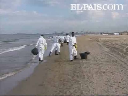 A primeras horas de ayer las autoridades daban por controlado el vertido, sobre todo una vez que los equipos de limpieza conseguían eliminar la mancha principal.