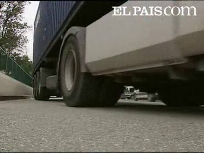 Ser camionero ya no es rentable. Miguel, un camionero, lleva 20 años en la profesión y nunca había visto una situación tan crítica. Ya ha vendido uno de sus dos camiones y no sabe hasta cuándo podrá aguantar. Si antes hacían 1.000 kilómetros con 200 euros, ahora ya les cuesta el doble.